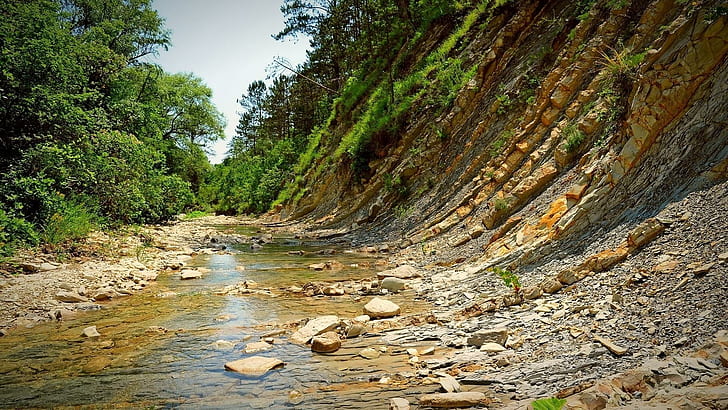 Mountain River Eroding A Cliff, gröna lövträd, träd, berg, klippa, flod, stenar, natur och landskap, HD tapet
