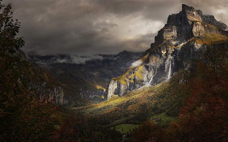 скалиста планина с водопад, природа, пейзаж, планини, есен, гора, Франция, Алпи, водопад, облаци, листа, дневна светлина, село, HD тапет