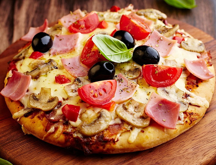 пицца с пепперони, грибами и маслинами, пицца, сыр, паприка, лук, помидоры, грибы, оливки, колбаса, HD обои
