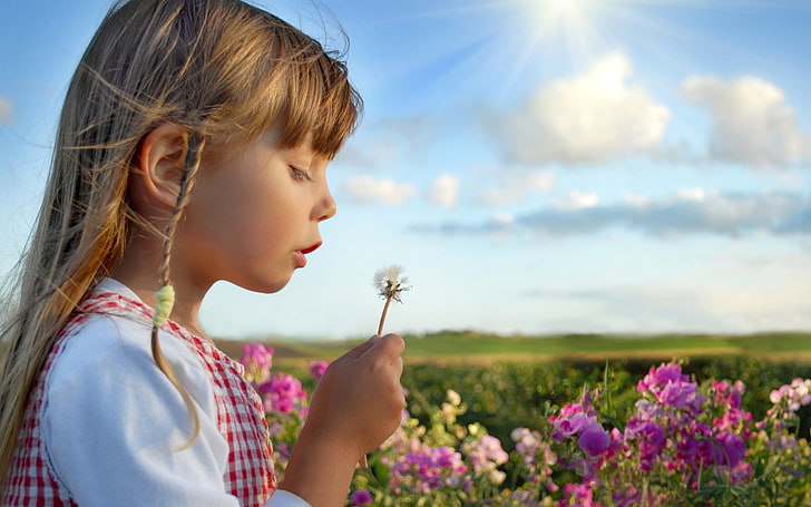 Маленькая девочка среди весенних цветов, белый цветок одуванчика, Малышка, цветок, милая, девочка, маленькая, HD обои