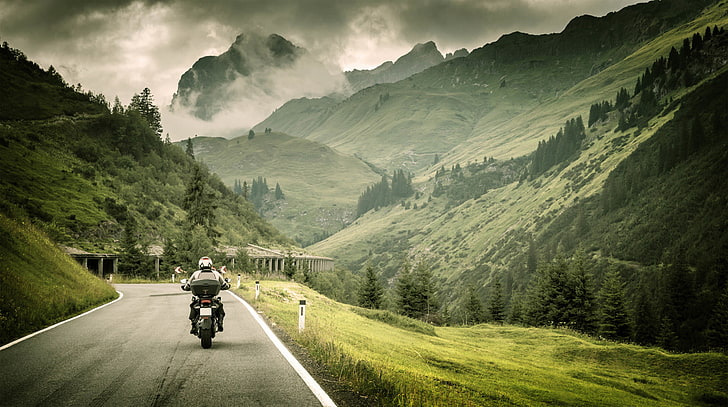 черный мотоцикл, дорога, трава, пейзаж, горы, природа, разметка, размытие, мотоцикл, байкер, велосипед, мото, лес, боке, путешествия, обои., туман, полный газ, моя планета, дымка, окутана, HD обои