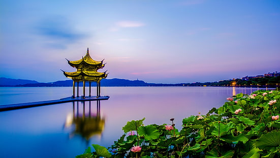 5k uhd, azja, zhejiang, hangzhou, xihu, zachodnie jezioro, chiński pawilon, atrakcja turystyczna, roślina, drzewo, wieczór, chiny, jezioro, kwiat, spokój, niebieska godzina, 5k, woda, niebo, odbicie, natura, kwiat lotosu, lotos, pagoda, pawilon, Tapety HD HD wallpaper