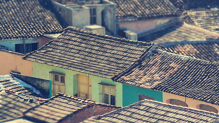 茶色と黒の屋根の帯状疱疹、貧民街、家、屋根、都市、村、 HDデスクトップの壁紙