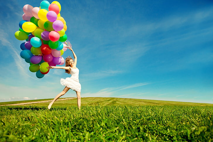 жена скача върху зелена трева държи различни цветове балони под синьо небе през деня, Празници, цветни балони, пейзаж, HD, HD тапет