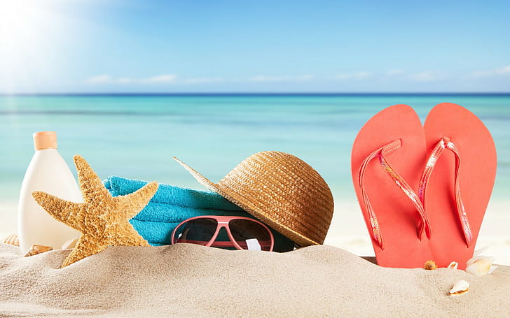 Akcesoria plażowe, tkany kapelusz przeciwsłoneczny; pomarańczowe japonki; rozgwiazda; niebieski ręcznik z polaru; okulary przeciwsłoneczne w różowej oprawce, lato, wakacje, plaża, akcesoria, morze, słońce, rozgwiazda, czas letni, Tapety HD