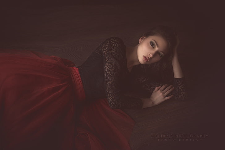 женщина, модель, брюнетка, карие глаза, на полу, красное платье, дымка, темные глаза, лежа на боку, сочные губы, HD обои