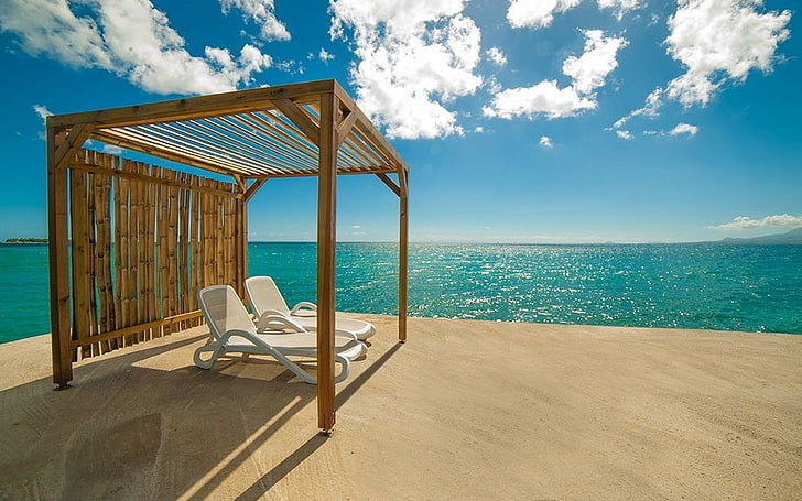 dos sillones de madera blanca, verano, mar, Caribe, naturaleza, nubes, paisaje, playa, silla, sombrilla, tropical, resort, Fondo de pantalla HD