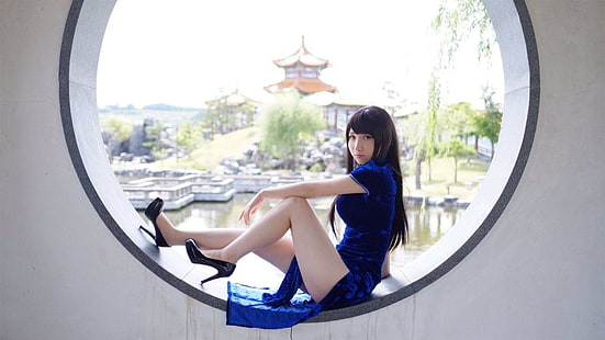 mujeres, asiáticas, Cheongsam, cabello oscuro, vestido azul, piernas, tacones altos, Fondo de pantalla HD HD wallpaper