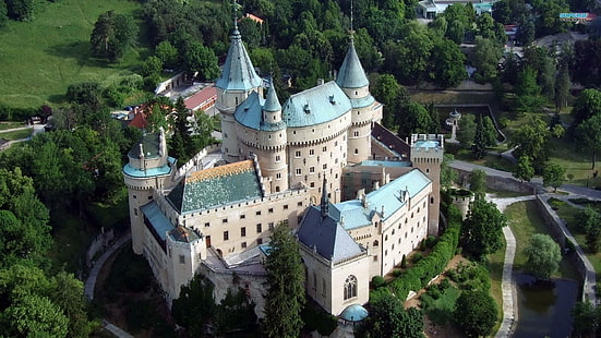 Bellissimo castello di Bojnice In Slovacchia, castello di cemento grigio-verde, alberi, castello, fossato, tetti di rame, natura e paesaggi, Sfondo HD HD wallpaper