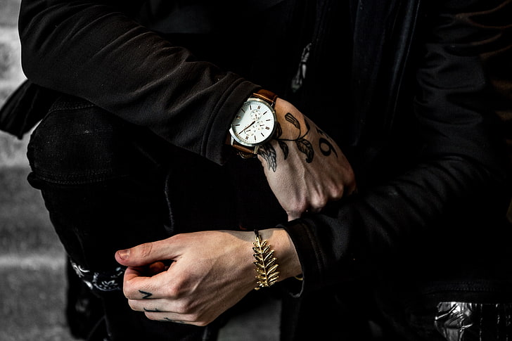 rund silverfärgad analog klocka med brunt läderrem, armbandsur, hand, tatuering, armband, tillbehör, HD tapet