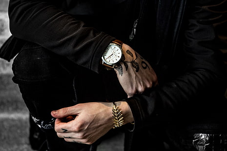 круглые аналоговые часы серебристого цвета с коричневым кожаным ремешком, наручные часы, стрелка, татуировка, браслет, аксессуар, HD обои HD wallpaper