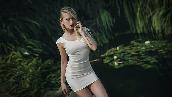 mini-robe blanche à manches courtes pour femmes, femme, blonde, ongles rouges, tatouage, robe blanche, portrait, rouge à lèvres, Fond d'écran HD HD wallpaper