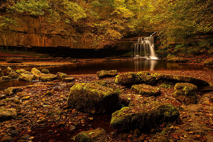 чистая река, окруженная зелеными деревьями, замедленная съемка водопадов, водопад, осень, лес, природа, пейзаж, камни, вода, HD обои