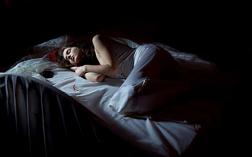 Mujer tendida en ropa de cama blanca, mujeres, modelo, morena, pelo largo, vestido blanco, dormir, ojos cerrados, en la cama, fondo negro, Fondo de pantalla HD HD wallpaper
