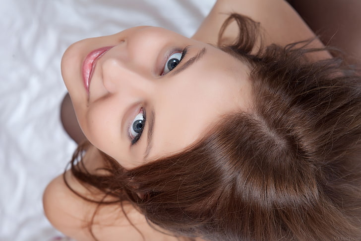 женские каштановые волосы, Nikia A, женщины, брюнетка, вид сверху, голубые глаза, улыбка, HD обои