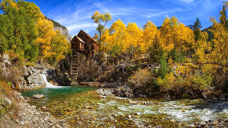 rumah di tebing dekat lukisan sungai, musim gugur, alam, sungai, hutan, Colorado, pohon, kuning, biru, semak, pegunungan, sinar matahari, cerah, air, kabin, Wallpaper HD