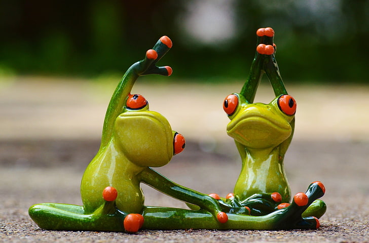 two green frog figurines, sport, toys, gymnastics, frog, yoga, frogs, fitness, figures, funny, HD wallpaper