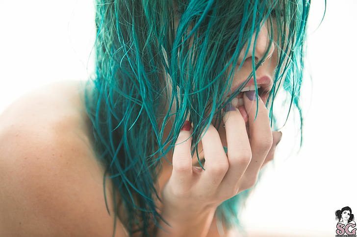 緑髪、口の中の指、女性、自殺の女の子、スケベヤナギ、ネオンの髪、青い髪、 HDデスクトップの壁紙