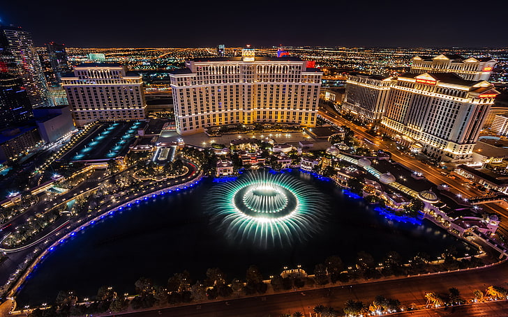 Foto La Torre Eiffel en Las Vegas se ilumina por la noche – Imagen Las Vegas  gratis en Unsplash