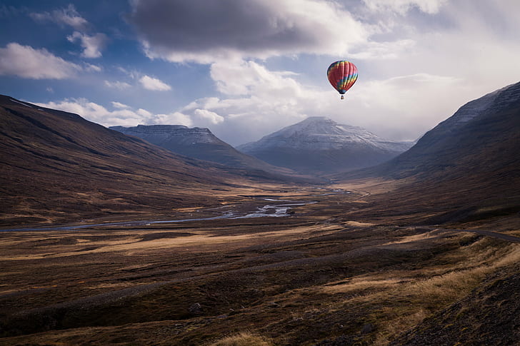 воздушный шар пролетел над горами в дневное время, цвет, ту, вид, горы, дневное время, Seyðisfjörður, Исландия, Исландия, фотошоп, баллон, глобо, воздушный шар, приключение, гора, природа, полет, путешествие, небо, пейзаж, на открытом воздухе, сцена, путешествие, лето, транспорт, HD обои