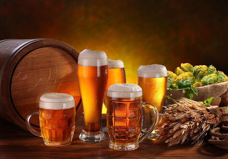 cinco jarras de cerveza, espuma, mesa, cerveza, vasos, orejas, jarras, luz, barril, lúpulo, Fondo de pantalla HD