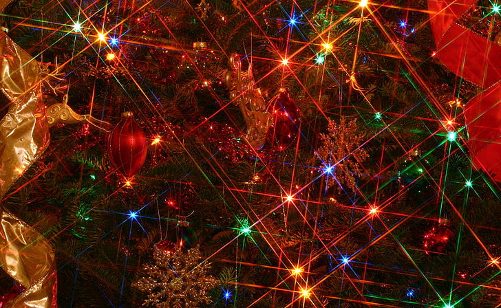Luces del árbol de navidad, papel pintado rojo y marrón de los copos de nieve, días de fiesta, navidad, luces, día de fiesta, árbol de navidad, Fondo de pantalla HD