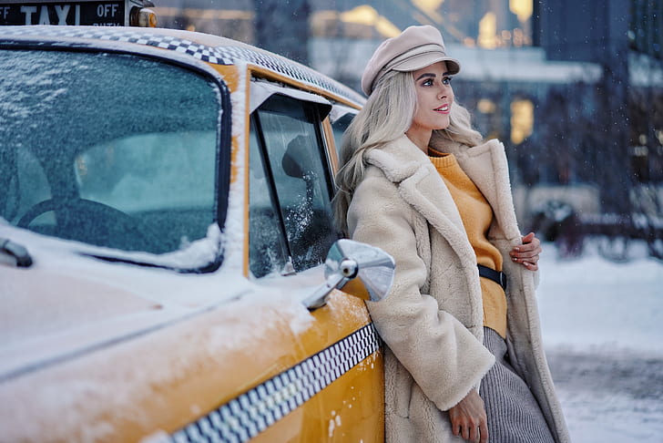 Siergiej Czurnosow, taksówka, śnieg, kobiety na zewnątrz, model, miejski, żółte samochody, pojazd, blondynka, kobiety, biały płaszcz, otwarty płaszcz, płaszcze, żółty sweter, Tapety HD