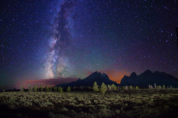 سلسلة جبال تحت السماء ظاهرة خلفية ، درب التبانة ، نجوم ، جبال ، حقل ، ليل، خلفية HD
