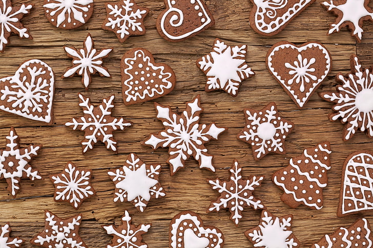 white-and-brown Christmas cookie lot, food, New Year, cookies, Christmas, sweets, figures, dessert, cakes, holidays, glaze, HD wallpaper