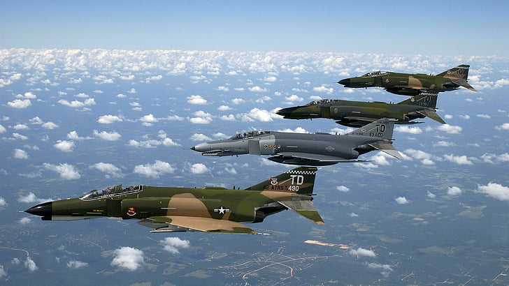 낮에는 흰 구름 위의 녹색과 청색 위장 전투기 4 개, 맥도넬 더글러스 F-4 팬텀 II, F 4, 전투기 폭격기, 팬텀 2, 미 공군, 전투기, HD 배경 화면