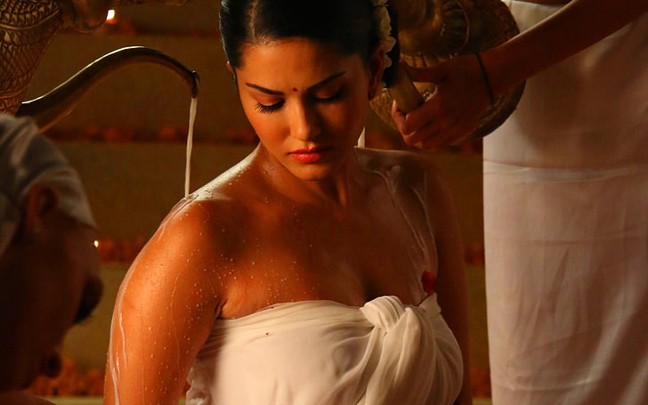Sunny Leone badar för Ek Paheli Lee, vit badhandduk, Kvinnliga kändisar, Sunny Leone, bollywood, 2015, HD tapet
