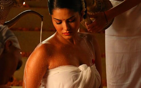 Sunny Leone Baths For Ek Paheli Lee, serviette de bain blanche, célébrités féminines, Sunny Leone, bollywood, 2015, Fond d'écran HD HD wallpaper