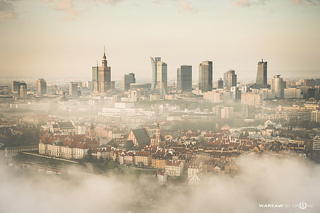 ภาพถ่ายทางอากาศของเมือง, อาคารคอนกรีตสีขาวและดำ, วอร์ซอ, เส้นขอบฟ้า, ตึกระฟ้า, โปแลนด์, หมอก, cityscape, บ้าน, อาคาร, เมืองหลวง, โปแลนด์, วอลล์เปเปอร์ HD HD wallpaper
