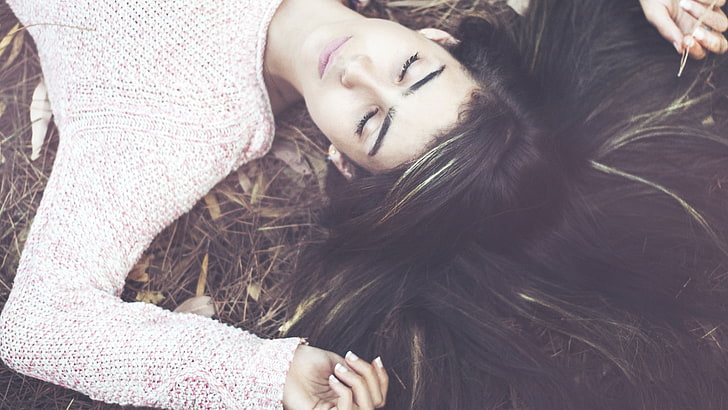 women, thinking, closeup, brunette, relaxing, lying on back, women outdoors, pink sweater, HD wallpaper