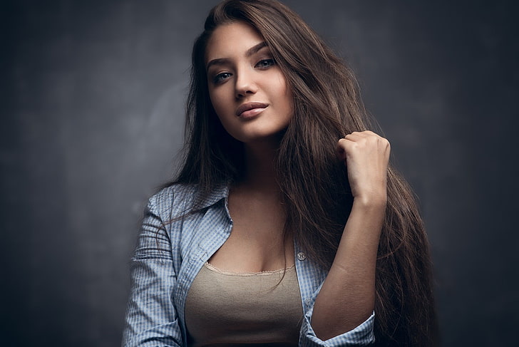weißes und blaues kariertes langärmliges Oberteil für Frauen, Frauen, Gesicht, Porträt, einfacher Hintergrund, langes Haar, Ulyana Mokraya, HD-Hintergrundbild