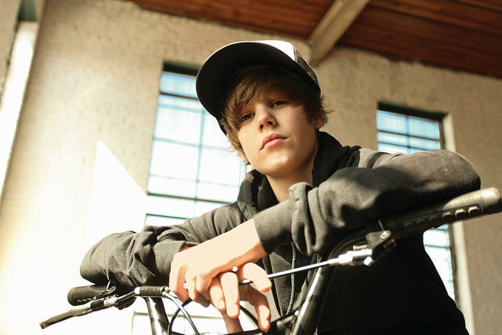 Justin Bieber on bike, justin bieber, singer, music, celebrity, HD wallpaper