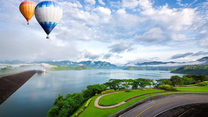 dwa biało-pomarańczowe balony na ogrzane powietrze, balony na ogrzane powietrze, krajobraz, jezioro, góry, widok z lotu ptaka, chmury, Tapety HD