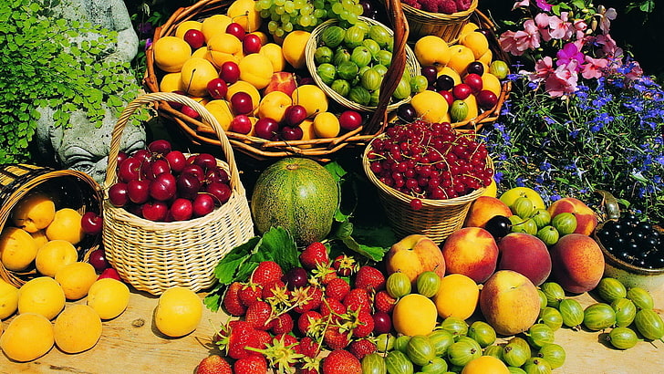 olika frukter, frukt, persikor, jordgubbar, aprikoser, körsbär (mat), röda bär, korgar, HD tapet