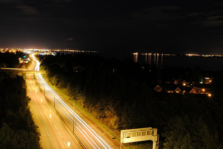 الطريق ، الليل ، الممرات الخفيفة ، أضواء المدينة ، حركة المرور ، المنظر الجوي، خلفية HD