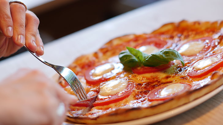 Peperoni-Pizza, Pizza, Gebäck, Tomaten, Käse, Hand, HD-Hintergrundbild