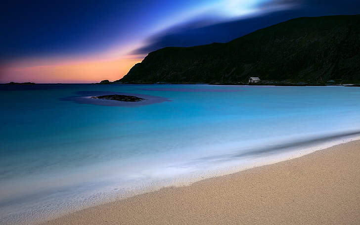 Noche turquesa, montaña negra y mar azul, azul, playa, atardecer, mar, paisaje marino, agua, Fondo de pantalla HD