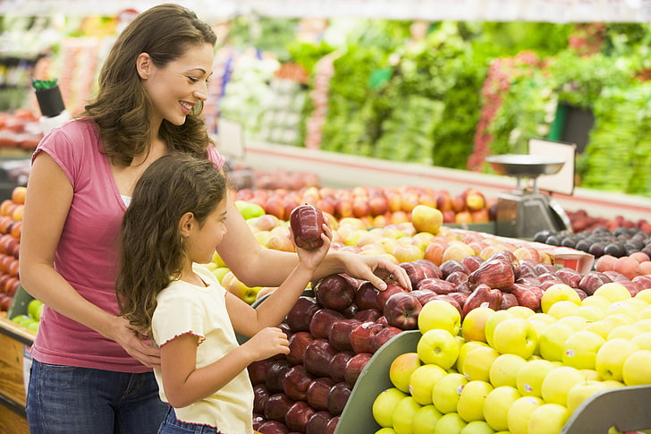 женская розовая футболка, мама, дочка, фрукты, яблоки, супермаркет, выбор, покупка, HD обои