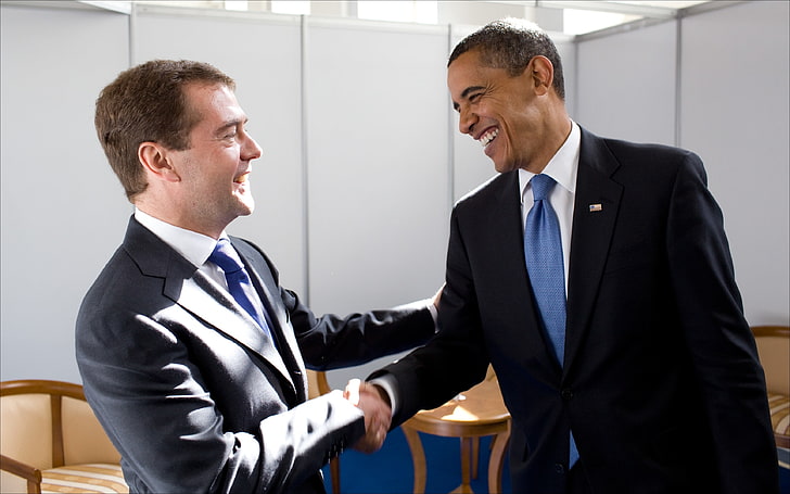 الرئيس السابق باراك أوباما ، ابتسامة ، لقاء ، صداقة ، أصدقاء ، رؤساء ، 2009 ، موسكو ، باراك أوباما ، مصافحة ، ميدفيديف، خلفية HD