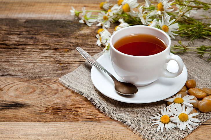 xícara de chá de cerâmica branca, chá, camomila, caneca, bebida, colher, pires, HD papel de parede