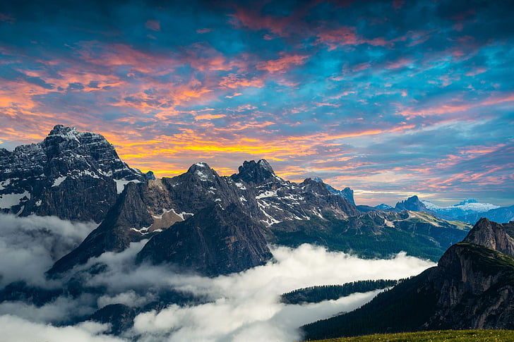 Cordilheira coberta de nuvens, Três picos, Tre Cime di Lavaredo, Crepúsculo, Dolomitas, Itália, 4K, HD papel de parede
