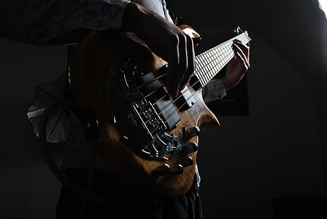 Guitarra eléctrica de acabado natural, guitarra, guitarrista, instrumento musical, cuerdas, bajo, oscuro, Fondo de pantalla HD HD wallpaper