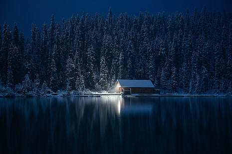 casa marrón y blanca, fotografía, naturaleza, cabaña, invierno, bosque, lago, nieve, luces, pinos, frío, paisaje, Fondo de pantalla HD HD wallpaper