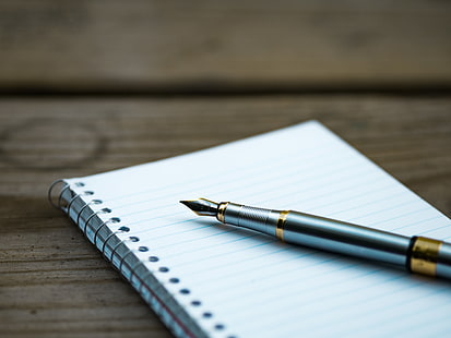قلم حبر رمادي وكتاب أبيض ، قلم ، دفتر ، حلزوني، خلفية HD HD wallpaper