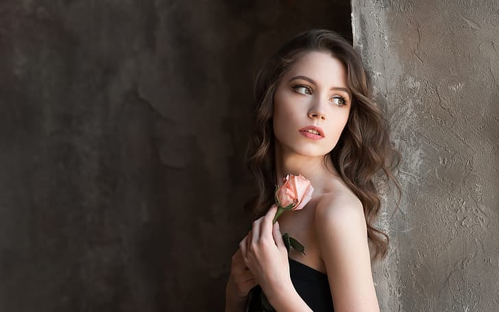 Ksenia Kokoreva, berambut cokelat, wanita, rambut panjang, rambut bergelombang, bunga, pink, kelopak, mawar, rias, memalingkan wajah, potret, pakaian hitam, Wallpaper HD