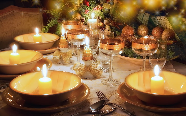 kieliszki i miski ceramiczne żółte, stół, choinka, świece, kieliszki, naczynia świąteczne, kokardy, beż, Nakrycie stołu, pozłacane, dekoracja, Tapety HD